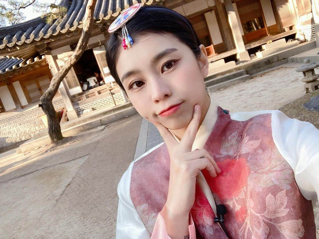 治田みずきさんのインスタグラム写真 - (治田みずきInstagram)「あけましておめでとうございます🎍 今年もよろしくお願いします🥰  今年はコロナが落ち着いて日本に一時帰国できたら良いなあ🥺  みんな健康第一で、 メンタルヘルスも大切に❣️ みんながしあわせな一年になりますように🙇‍♀️」1月1日 18時30分 - miju120