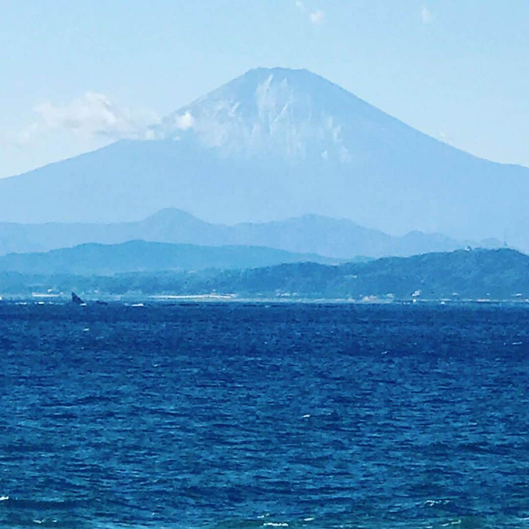 前野えまさんのインスタグラム写真 - (前野えまInstagram)「あけましておめでとうございます🎍 今年も向上心を持って、私らしく頑張ります！ 2021年もよろしくお願いします🗻 ・ ・ #新年のご挨拶 #2021 #新年の抱負 #今年もよろしくお願いします   #followme #tagsforlikes #tflers #tagsforlikesapp #actress #actor #girl #photography #portrait #portraitphotography #daily_phot_jpn #japan_daytime_view」1月1日 18時31分 - maeno_ema