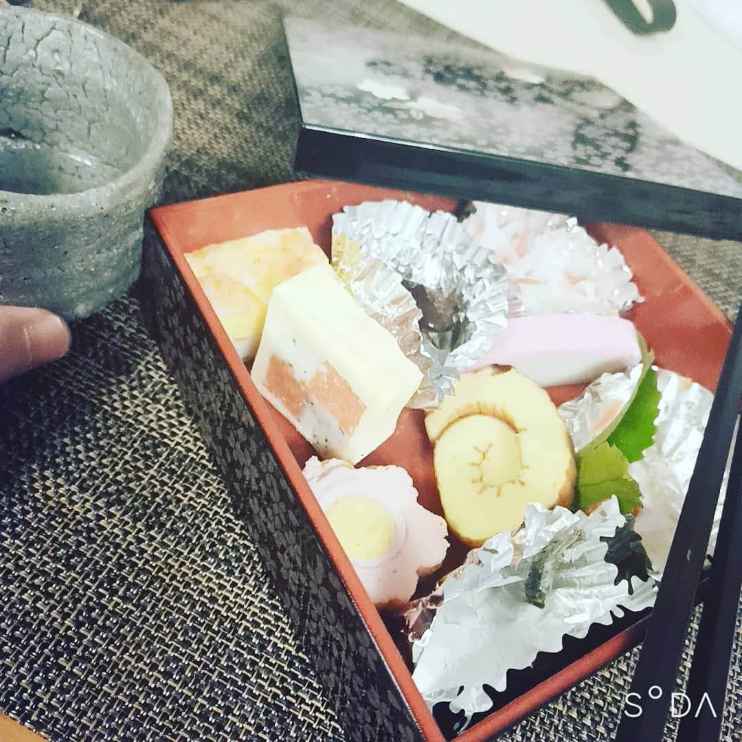 松本隆博のインスタグラム：「。 お節食べながら思うんだ。 こんなに食材に縁起と結び シャレっけたっぷりに、年を 祝う。。食べ物に対する感謝の 気持ちなんだよね。 芽が出るように、クワイ、 よろこんぶ、子沢山で数の子、 マメに生きようお豆さん、 紅白の酢の物、などなど。。 ほんと日本人って実はシャレ好き、 そして感謝を基本にする崇高な 国民性。 そんな事を思いながら、酒飲んで さー寝る😴( ´ ▽ ` )」