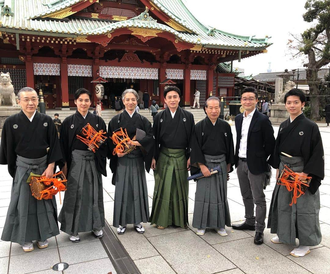 尾上菊之丞さんのインスタグラム写真 - (尾上菊之丞Instagram)「明けましておめでとうございます！  2021年、まだまだ落ち着かない世の中ですが今までと違って、ご自宅でも様々なコンテンツをご覧いただける時代になりました。 今晩23時からNHKにっぼんの芸能。神田明神で撮影した幸四郎さんの三番叟を振付させていただきました。 嬉しいことにもう一番は同志逸平さんと鴈治郎さんの棒縛り。コロナ禍の6月に早々と大阪で上演された、わかぎゑふさんが手がけた新作狂言です！  明日から配信の映像舞踊作品『地水火風空そして、踊』も少し紹介してくださるようですので是非お見逃しなく！  #nhk #eテレ #にっぽんの芸能 #松本幸四郎 #三番叟 #茂山逸平 #高橋英樹 #中村鴈治郎 #わかぎゑふ #尾上菊之丞 #神田明神 #日本舞踊 #歌舞伎 #狂言」1月1日 18時33分 - kikunojoonoe3