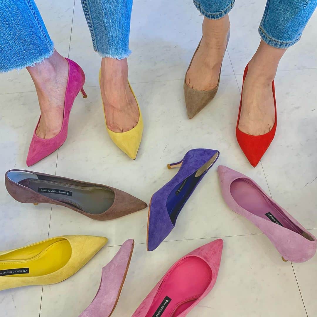 Tsuru by Mariko Oikawaのインスタグラム：「Colorful shoes! 鮮やかで目を惹くカラースエードパンプスは5㎝ヒールでONにもOFFにも大活躍！  Adele  #tsuru #tsurubymarikooikawa #newyearsale #nowonsale」