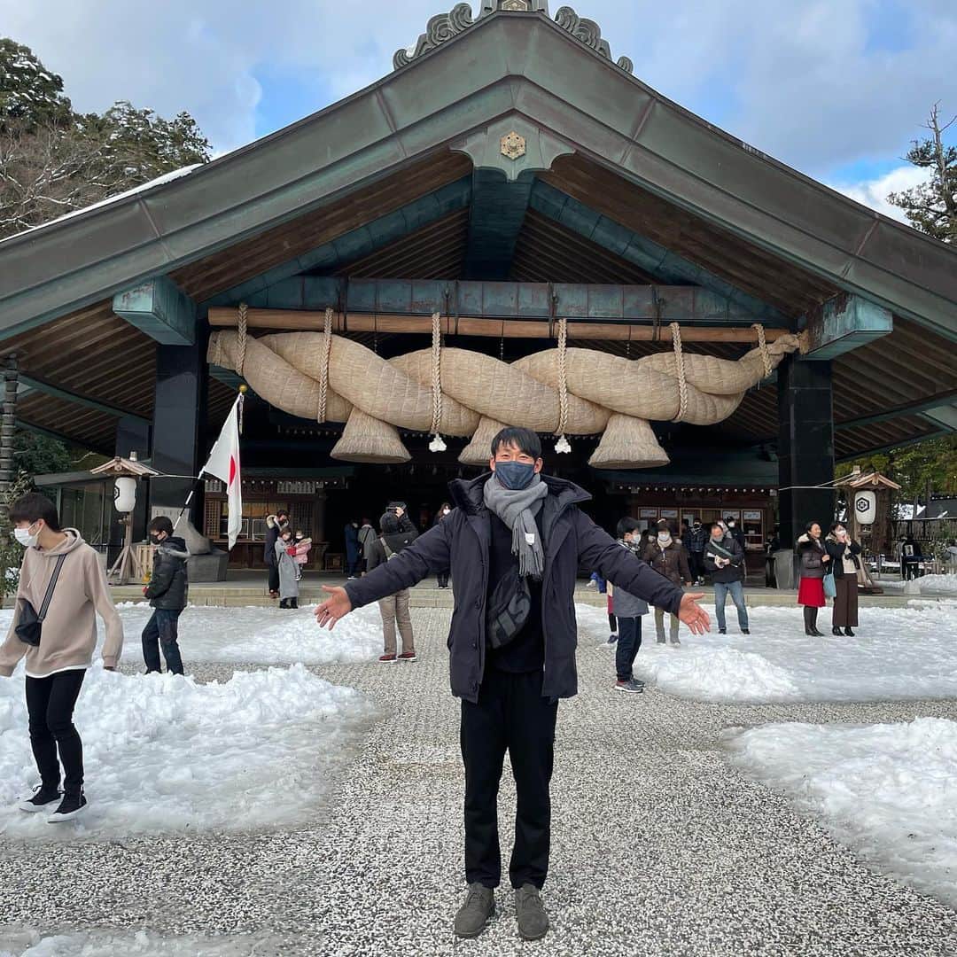 のインスタグラム：「新年あけましておめでとうございます🌅 2021年のスタートは毎年恒例の出雲大社です！！ そして大学時代(11年前)、長崎のセレクションの時の写真を発見しました！！ あの頃のがむしゃらさを忘れずに今年も頑張っていきます！！  今年もよろしくお願いします🤲 #2021年　#出雲大社」