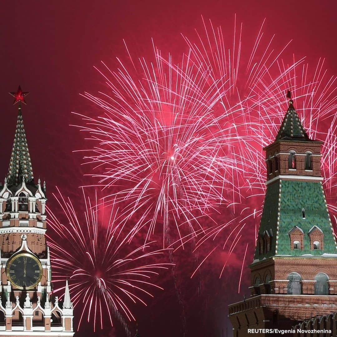 ABC Newsさんのインスタグラム写真 - (ABC NewsInstagram)「New Year celebrations in Moscow, Russia, see fireworks explode behind the towers of the Kremlin. #newyear #moscow」1月1日 18時44分 - abcnews