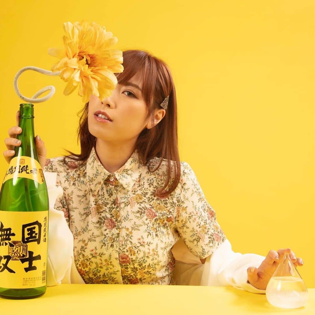 Miss Hunnyのインスタグラム：「新年快樂， 2020都醉夠了， 2021 應該酒醒了吧！ 過去一年很多根深蒂固的概念， 都被不願沉寂的我們被推翻—— 以前「一動不如一靜」， 現在「一靜不如一動」； 以前「愛拼才會贏」， 現在「愛贏才會拼」； 以前「見步行步」， 現在「行步見步」。 12歲的我會給自己所謂的年度計劃， 甚至10年計劃， 雖然現在的我們， 連下星期晚上可不可以到餐廳食飯也說不定， 但「能否成為自己夢想的樣子」還是我們能夠掌握的， 正義都能遲到， 難道夢想就不可以嗎？ 2021， 狠狠的把自己推下懸崖， 就能發現自己原來會飛。 未來， 請你多多指教， 我要開動了🙂 #cheers2021🥂」