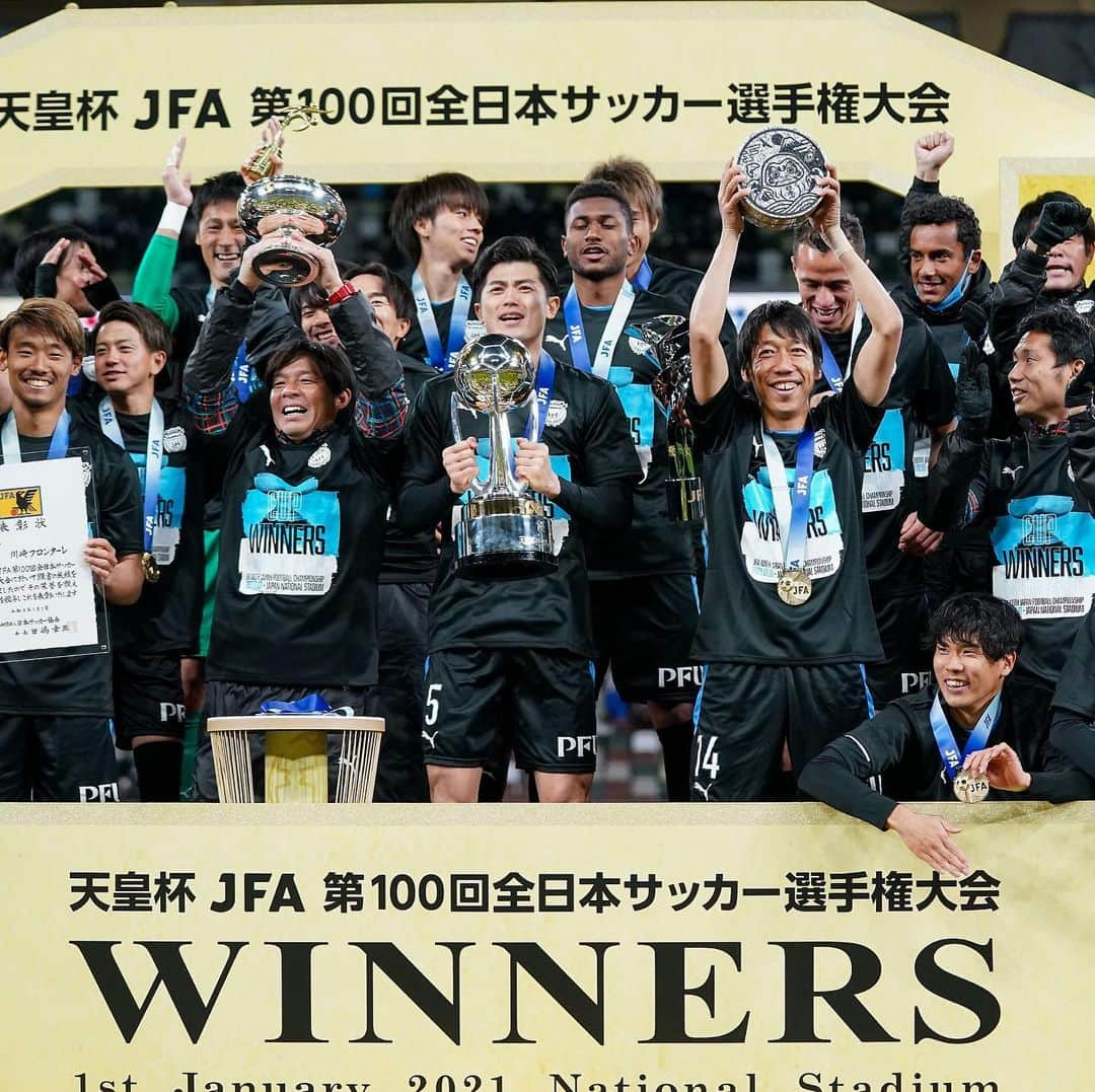 ゲキサカさんのインスタグラム写真 - (ゲキサカInstagram)「川崎Fが天皇杯初優勝&2冠で有終の美…中村憲剛も感無量  #天皇杯 #emperorcup  #決勝 #川崎フロンターレ #ガンバ大阪 #優勝 #🏆 #champion #中村憲剛 #引退 #jleague #Jリーグ #J1 #soccer #football #サッカー #フットボール #⚽️ #gekisaka #ゲキサカ 代表撮影:ベースボール・マガジン社」1月1日 18時38分 - gekisaka