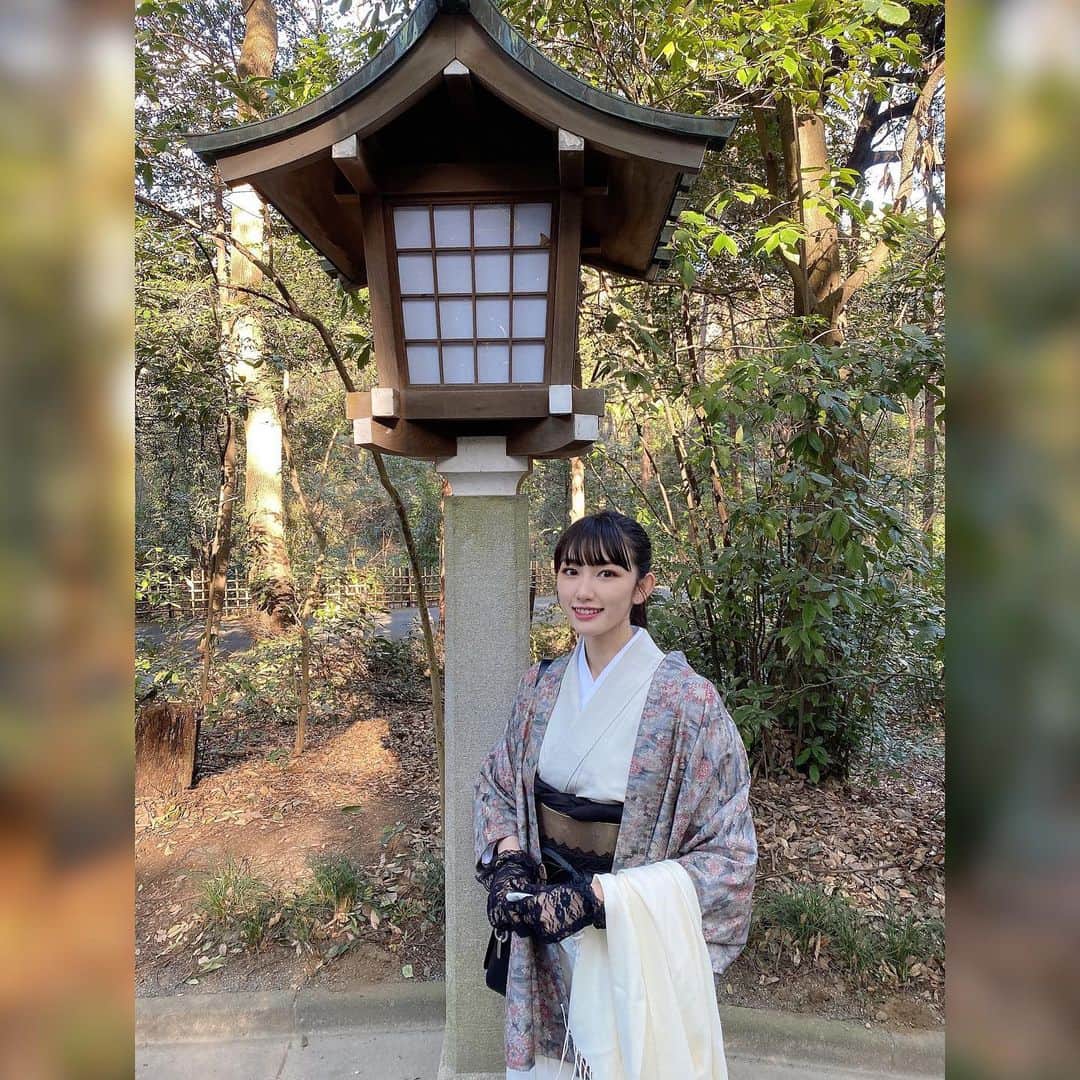 黒田瑞貴のインスタグラム：「皆様 2021年 明けましておめでとう御座います⛩ 今年も宜しくお願い致します🐮💕  元旦からバタバタと慌てて着物を出して、明治神宮に初詣に行って来ました。 シワ伸びてない🥲（笑） 次着るときは前の日しっかり準備しよ🙄」