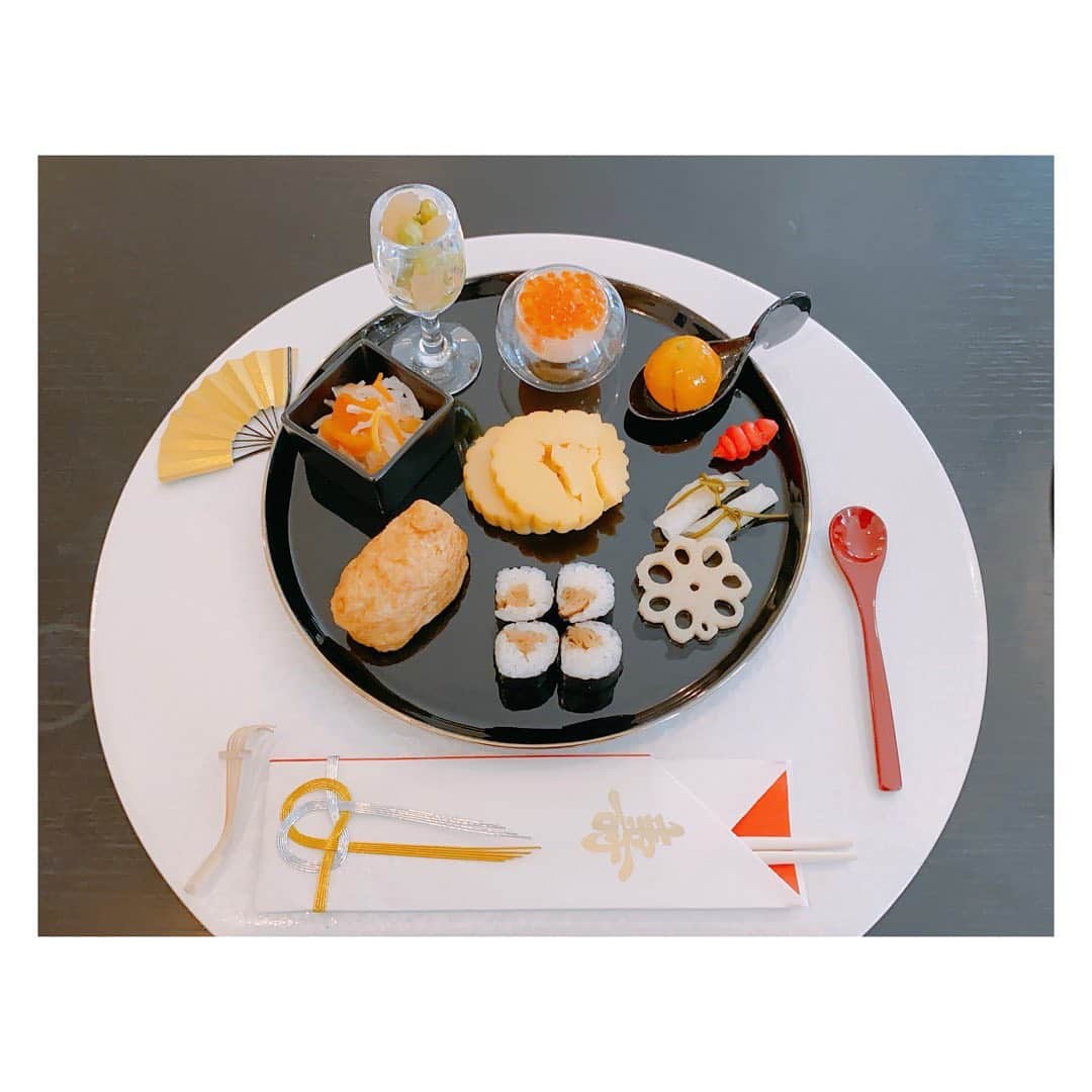 植田早紀のインスタグラム：「謹賀新年 2021🎍✨  コロナ禍で不安が続く中、お正月を迎える事ができた事に感謝です。  今年はお家でゆっくりと年末を過ごす事が出来たので、少しだけお節を作りました。  2021年 皆様のご健康とご多幸をお祈り申し上げます。 本年も宜しくお願いします✨  #謹賀新年2021」