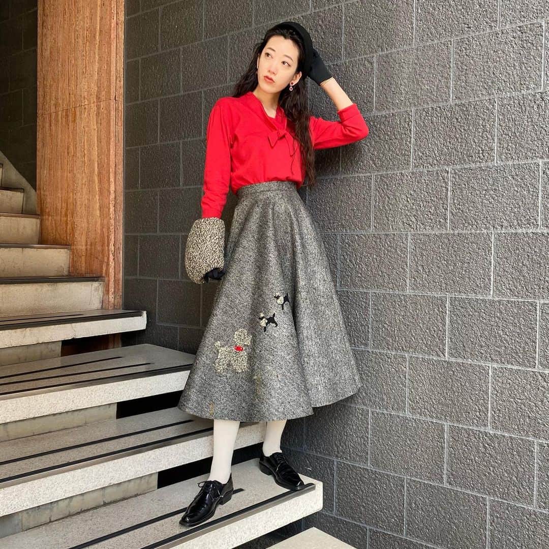 NUTTY Vintage&Collectibleのインスタグラム：「🎍🎊NEW YEAR SPECIAL ARRIVAL🎊🎍  ☑︎【special】vtg 50's "poodle" felt skirt ☑︎vtg 50's "Daltonn" red knit blouse  📣新年スペシャル入荷➿➿🐩  コレクターの方も多い、オリジナル"プードルスカート"が入荷いたします💖 シームレスなフェルトのサーキュラースカートはハリのあるボリュームで360°美しいシルエットを保ちます。 可愛らしいプードル🐩の刺繍は当時の映画スターたちをも虜にし、世の人気を博したそうです…❤️  ┈┈┈┈┈┈┈┈┈┈┈┈┈┈┈┈┈  🎉2021🌅新春初売りSALEのお知らせ🎉 1/2(月)12:00〜1/17(日)  🎍新着商品を含む店内チケットのついたアイテム10%OFF〜50%OFF！ 🎍⭕️1/2,3,4の3日間限定⭕️お会計時にさらに10%OFF！ 🎍⭕️ONLINE STORE⭕️上記3日間限定！ 《NEW YEAR SPECIAL COUPON》 10%OFFクーポンコード【nyspc2021】 （対象） ▶︎VINTAGE ONLINE STORE ▶︎SELECT BOUTIQUE ONLINE STORE 新着アイテムも一部掲載いたします🐮♥️  店頭＆ONLINE STORE共にどうぞお楽しみ下さい🔜  ┈┈┈┈┈┈┈┈┈┈┈┈┈┈┈┈┈ 【年末年始営業時間】 ┈┈┈┈┈┈┈┈┈┈┈┈┈┈┈┈┈ 1/1(金) お休み 1/2(土) 12:00-20:00 初売りOPEN/SALE🎉 1/3(日) 11:00-20:00 1/4(月) 11:00-20:00 1/5(火) 〜普通営業 ┈┈┈┈┈┈┈┈┈┈┈┈┈┈┈┈┈」
