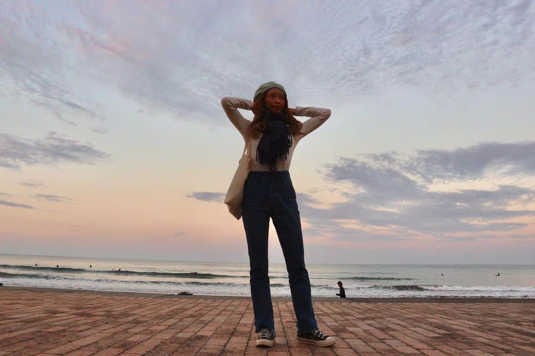 RENA のインスタグラム：「朝も昼も好きだけど陽が沈む前のオレンジと深い青のグラデーションも好き✨  今日はとっても良い天気だったから東京の空も一日綺麗で夕方はキレイに焼けてましたよ✨  皆はどんな元旦になりましたか🎍  今年は初詣行っておせちやお雑煮食べて、人生初自分で作ったお汁粉食べておうちでまったりしてそんな意外とちゃんとお正月になってますw  山あり谷あり自分のペースで歩いていこう  #20210101 #sunset #newyear #お正月 #サンセット」