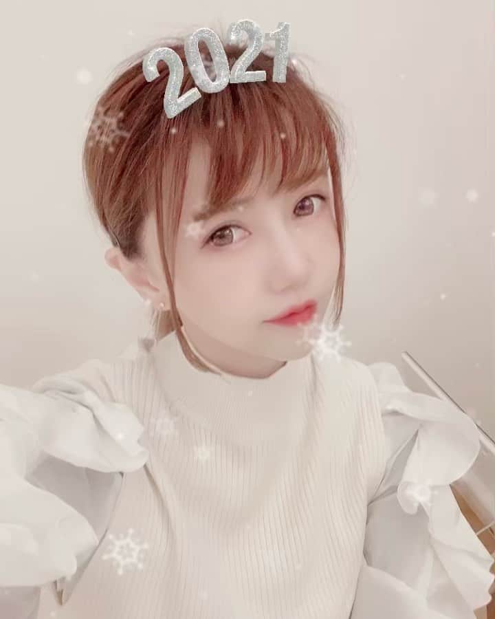 河西里音のインスタグラム：「2021年の幕開け♡♡ 人生一度っきりだから 一緒に楽しみながら 乗り越えていこうね♡♡ 今年もよろしくお願いします(*' ')*, ,)✨ﾍﾟｺﾘ #2021 #元旦 #新年 #丑年」