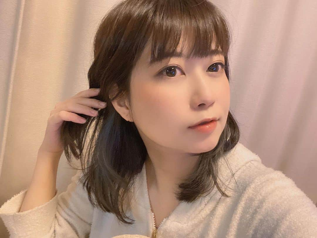 水口美香さんのインスタグラム写真 - (水口美香Instagram)「うっすらインナーカラー入れてみました。 10代の時にいろんな色やりすぎて一周してずっと黒髪でしたが、最近また染めるの楽しくなってきた！  あ、2021年もよろしくお願い申し上げます  #インナーカラー　#ブリーチ　#2021年　#元旦　#元日　#あけましておめでとうございます」1月1日 18時49分 - mika.mizuguchi