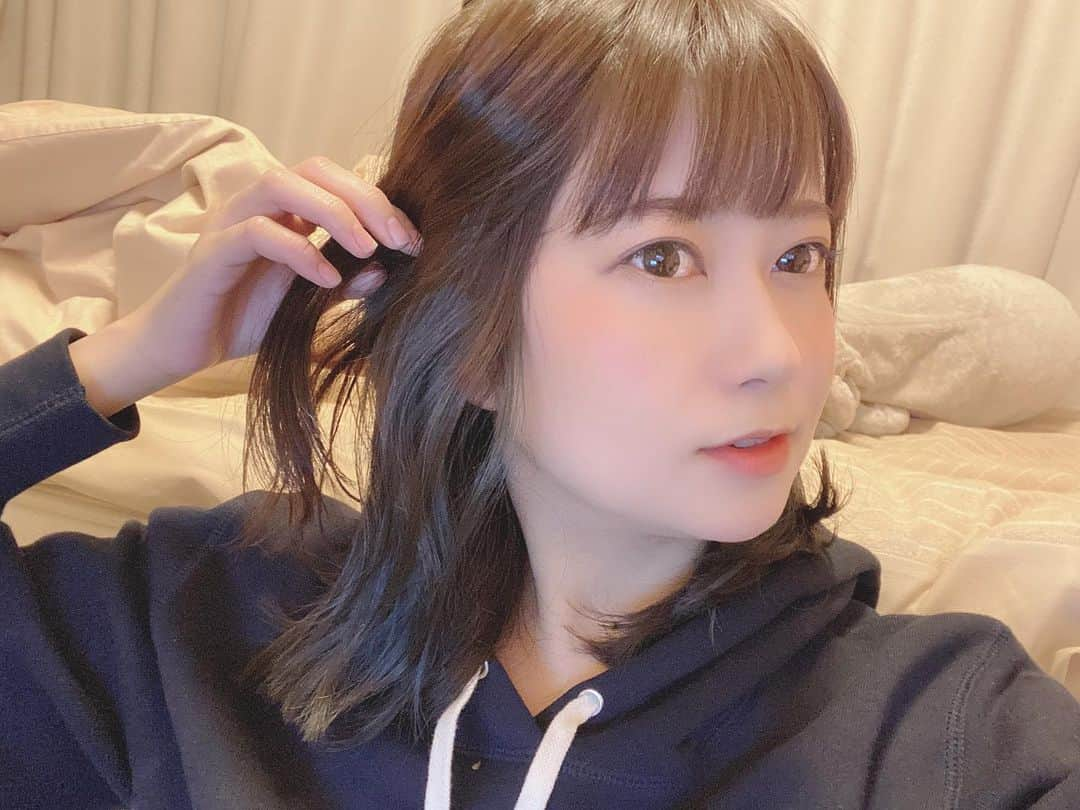 水口美香のインスタグラム：「うっすらインナーカラー入れてみました。 10代の時にいろんな色やりすぎて一周してずっと黒髪でしたが、最近また染めるの楽しくなってきた！  あ、2021年もよろしくお願い申し上げます  #インナーカラー　#ブリーチ　#2021年　#元旦　#元日　#あけましておめでとうございます」