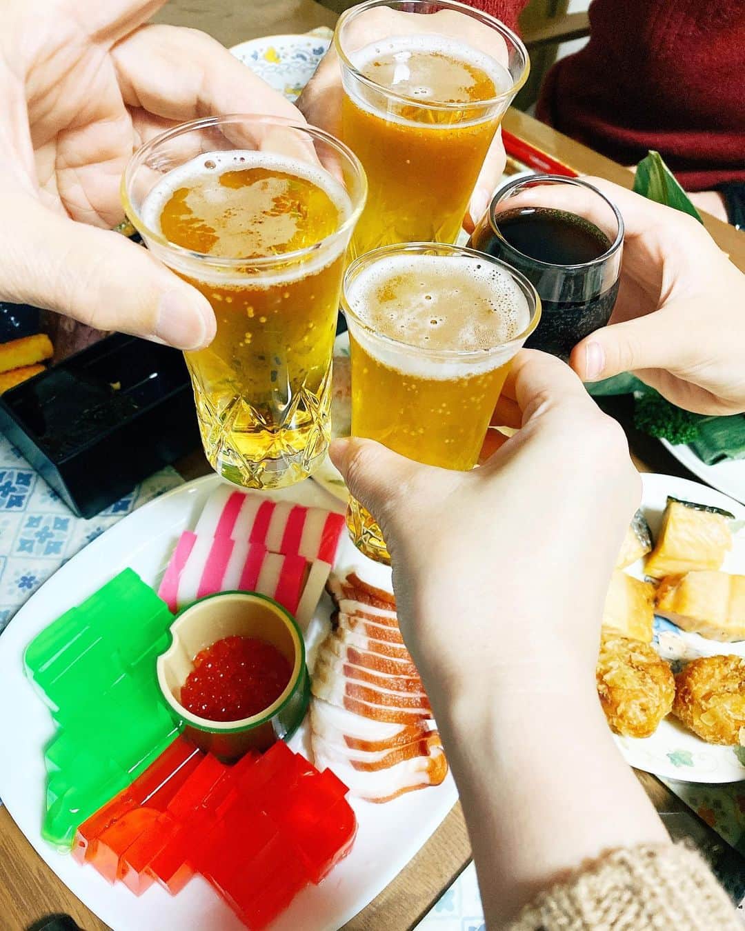 石田燿子さんのインスタグラム写真 - (石田燿子Instagram)「元日乾杯🍻 今年は去年よりも、絶対いい年だ‼️ おいしく食べたりのんだりできることに ほんとに感謝です。 最終的にさっぱりしたものがよい笑笑 本日もビールからの日本酒です👍」1月1日 18時57分 - yokonti