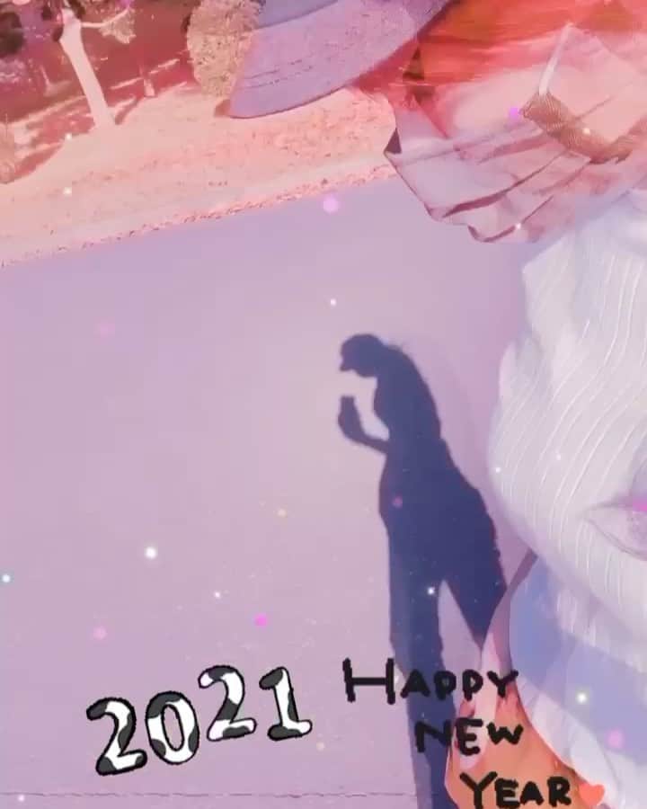 のインスタグラム：「2021.1.1 元旦 あけましておめでとうございます 🥳✨  動画は有明だけど🐙 帰宅したら、2枚目の通り 札幌は寒波でマイナス12度で死んじゃうー⛄😵😵😵😵😵⛄  今年もお仕事がんばって 色んなところに行けたらいいな♡  今年もよろしくお願いします🥳💕  #札幌人」