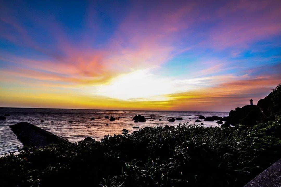 Be.okinawaさんのインスタグラム写真 - (Be.okinawaInstagram)「Happy New Year! What colors did you see in the sky at the dawn of the new year?  📍: Cape Higashi-Hennazaki, Miyako Island 📷: @chill_20.co Thank you very much for the wonderful photo!  Cape Higashi-Hennazaki is designated as one of the TOP 100 Japan City Parks, and it is a popular spot where you can view the beautiful sunrise. Japanese people believe the first sunrise of the New Year brings good luck, and many people go out to observe it.  May 2021 be a wonderful year for you all. 😉  Hold on a little bit longer until the day we can welcome you! Experience the charm of Okinawa at home for now! #okinawaathome  Tag your own photos from your past memories in Okinawa with #visitokinawa / #beokinawa to give us permission to repost!  #happynewyear #miyakoisland #宮古島 #미야코섬 #firstsunrise #sunrisesky #初日の出 #日出 #일출  #japan #travelgram #instatravel #okinawa #doyoutravel #japan_of_insta #passportready #japantrip #traveldestination #okinawajapan #okinawatrip #沖縄 #沖繩 #오키나와 #旅行 #여행 #打卡 #여행스타그램」1月1日 19時00分 - visitokinawajapan