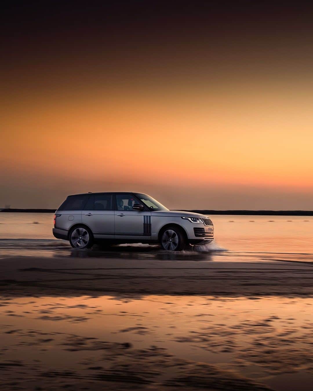 Land Roverさんのインスタグラム写真 - (Land RoverInstagram)「As the sun rises on 2021, we're looking forward to sharing more exciting Land Rover news, videos and more over the year ahead. We hope you'll join us for the ride.   Explore #RangeRover SVAutobiography Dynamic via the link in our bio.  @landroversv #LuxurySUV #4x4 #Carsofinstagram #Technology #Design #NewYears #NewYearsDay #NYD #NewYear2021 #HappyNewYear #SpecialVehicleOperations 📸: @ward_seu」1月1日 19時00分 - landrover