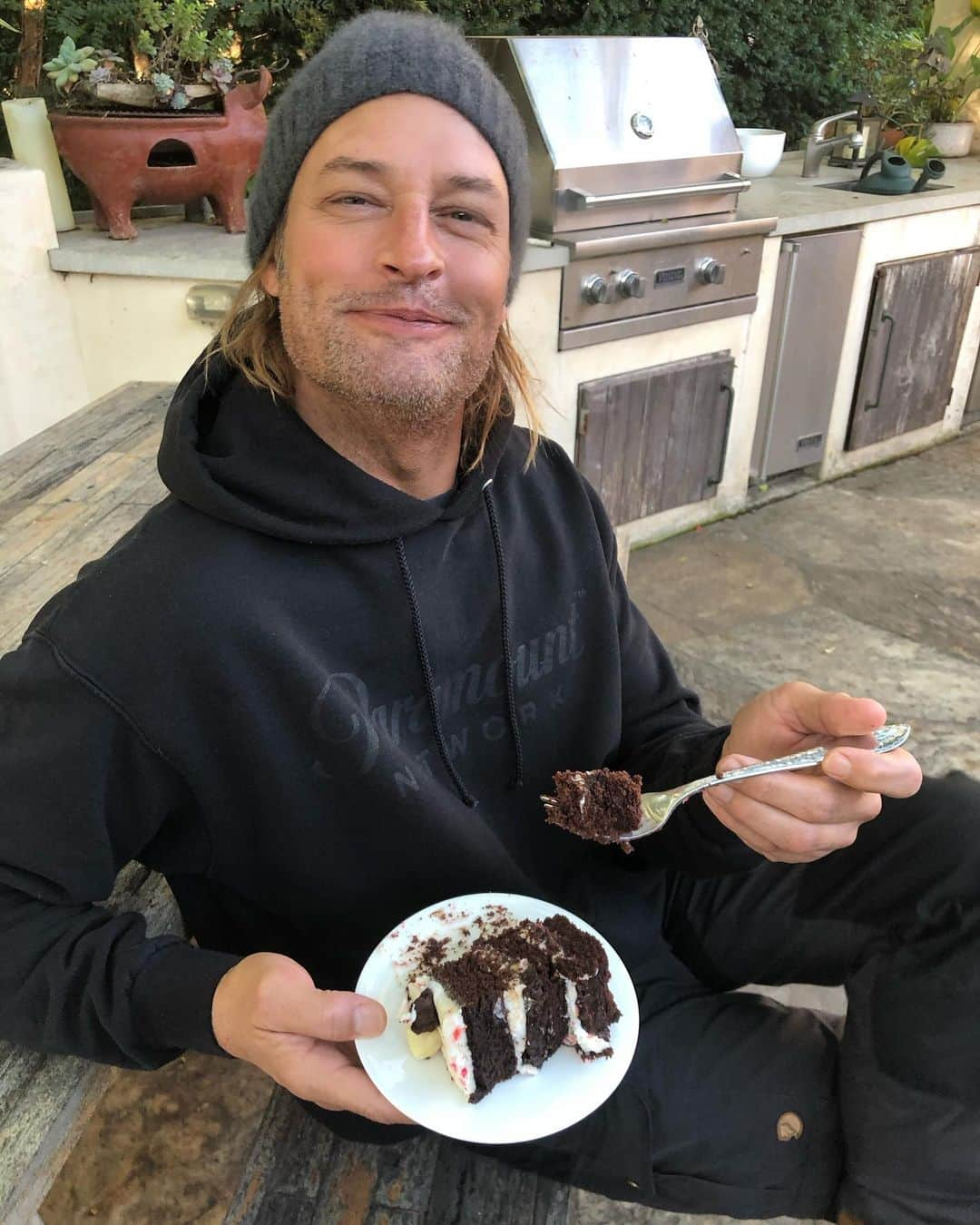 ジョシュ・ホロウェイのインスタグラム：「cake for breakfast coz it’s 2021✌🏽 #happynewyear #onward」