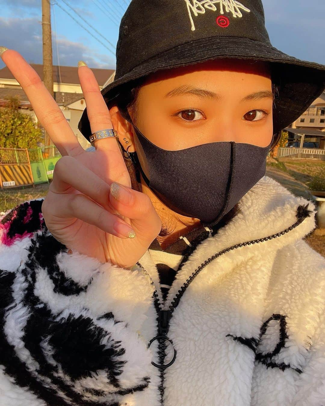 三阪咲さんのインスタグラム写真 - (三阪咲Instagram)「今日は夕方ちょっとだけお散歩してきた☺️ みなさんはお正月どうお過ごしですか〜？🤔 三阪はなんか時間の感覚おかしすぎて、今日2日？？え？あ。1日か。ん？？みたいになりました。(なにゆってるん) でもお年玉ももらったし、フグも食べれた。🐡 あと人が少ない時間にお参りとおみくじも引きに行ったんだけど、大吉やってなんか今年はいい事ありそうって思いました🤟 今年はめちゃめちゃ楽しいこといっぱいするぞーー！！！！🔥」1月1日 19時02分 - misaka_saki