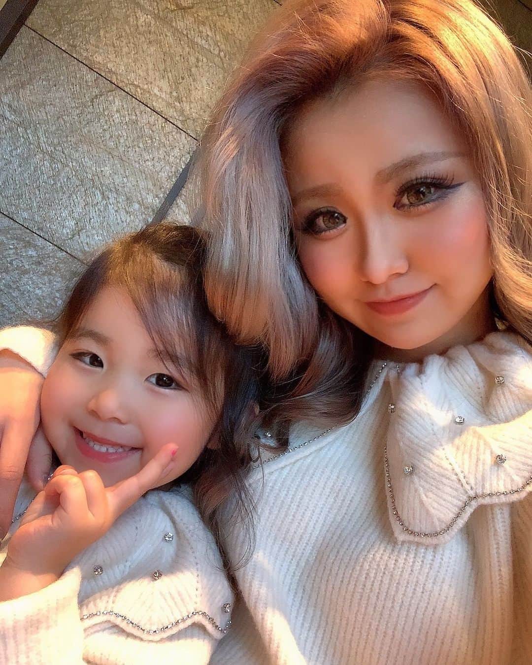 染谷リアナのインスタグラム：「・  🐮𝑯𝒂𝒑𝒑𝒚 𝒏𝒆𝒘 𝒚𝒆𝒂𝒓🐮  ・ ・ ・ 2021年だ〜🤍 ・ 今年もよろしくお願いします🎍 ・ 妹と服おそろっち👗 ・ #2021 #happynewyear #あけおめ #ことよろ #instagood #instafashion #instadaily #gal」