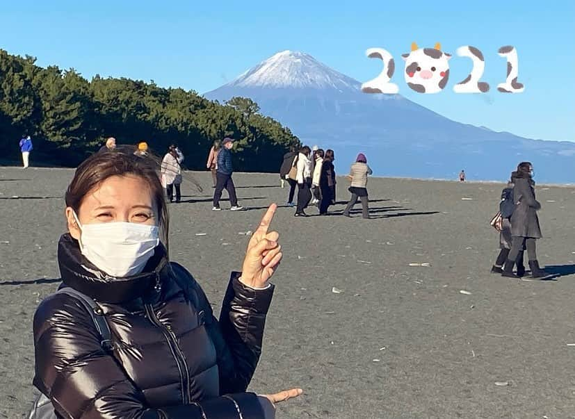 北清杏奈さんのインスタグラム写真 - (北清杏奈Instagram)「明けましておめでとうございます！昨年はコロナ禍でもサタデービューンのパーソナリティや感染対策をしての司会のお仕事等をさせて頂き、感謝の一年でした。今年も一つ一つのお仕事に丁寧に向き合い、更なる手作りにも挑戦したいと思っています！2021年が皆様にとってモーっと良い年になりますように(^^) 今年もよろしくお願い致します。 #新年 #2021 #富士山 #眩しくて目が開かない」1月1日 19時05分 - anna.kitasei