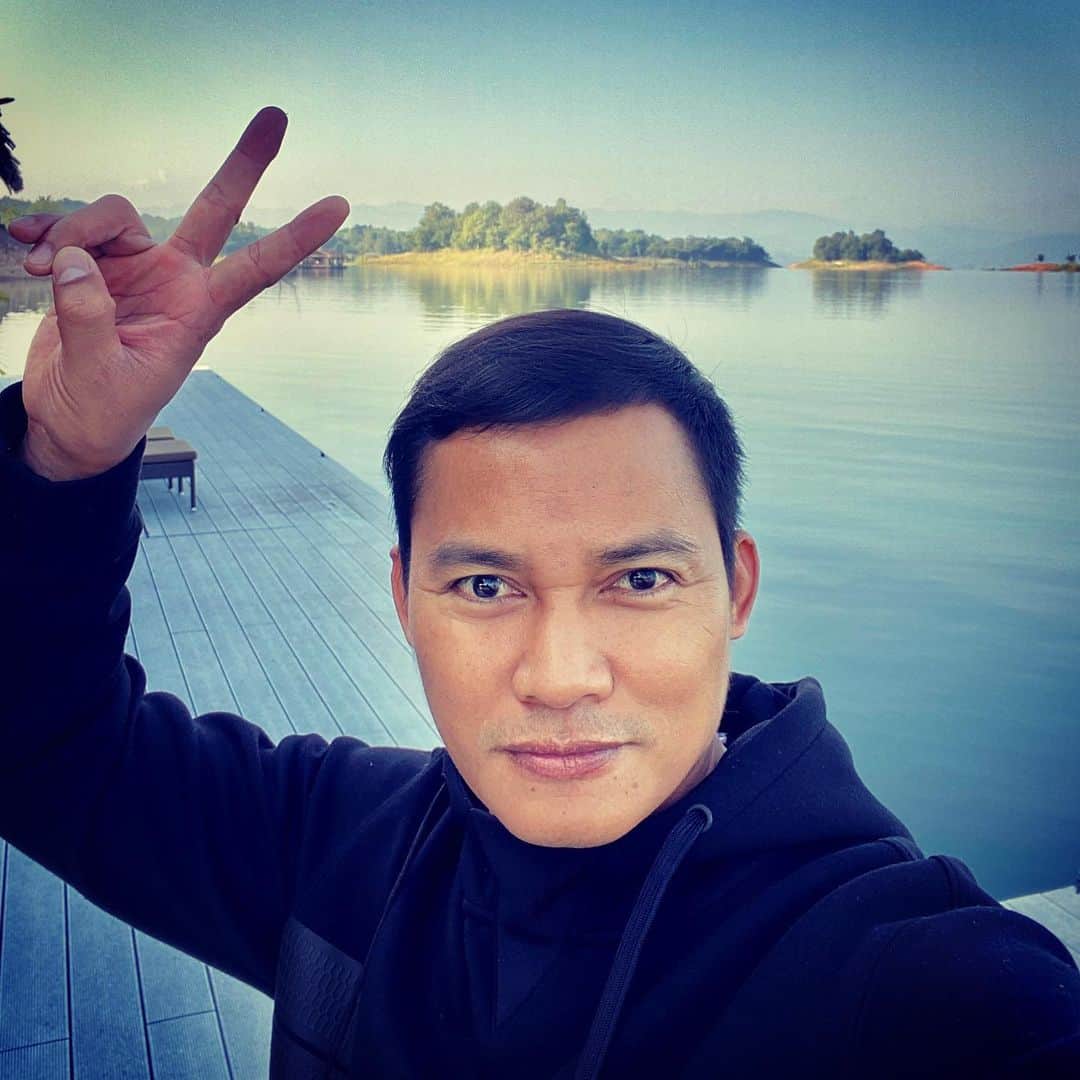 トニー・ジャーのインスタグラム：「I would like to wish everyone a Happy New Year 2021. Stay well and stay safe.」