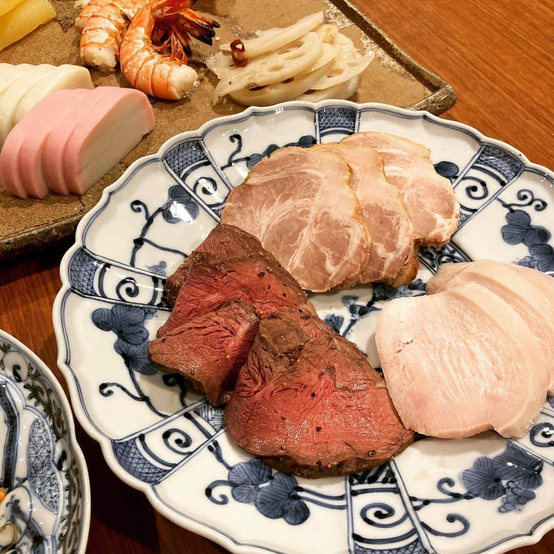 桜井誠さんのインスタグラム写真 - (桜井誠Instagram)「お正月の食卓を彩ってくれる素敵な器。山本長左さんの九谷焼と、細川敬弘さんの備前焼 素敵な器が料理をより一層美味しく仕上げてくれます。 桜井食堂のローストビーフ、焼豚も美味しく仕上がって良かったなと。 ゆっくりのんびり、正月くらいは何もしないが正解ですね🎍 #九谷焼　#山本長左　#備前焼　#細川敬弘 #桜井食堂」1月1日 19時07分 - m_sakurai_da