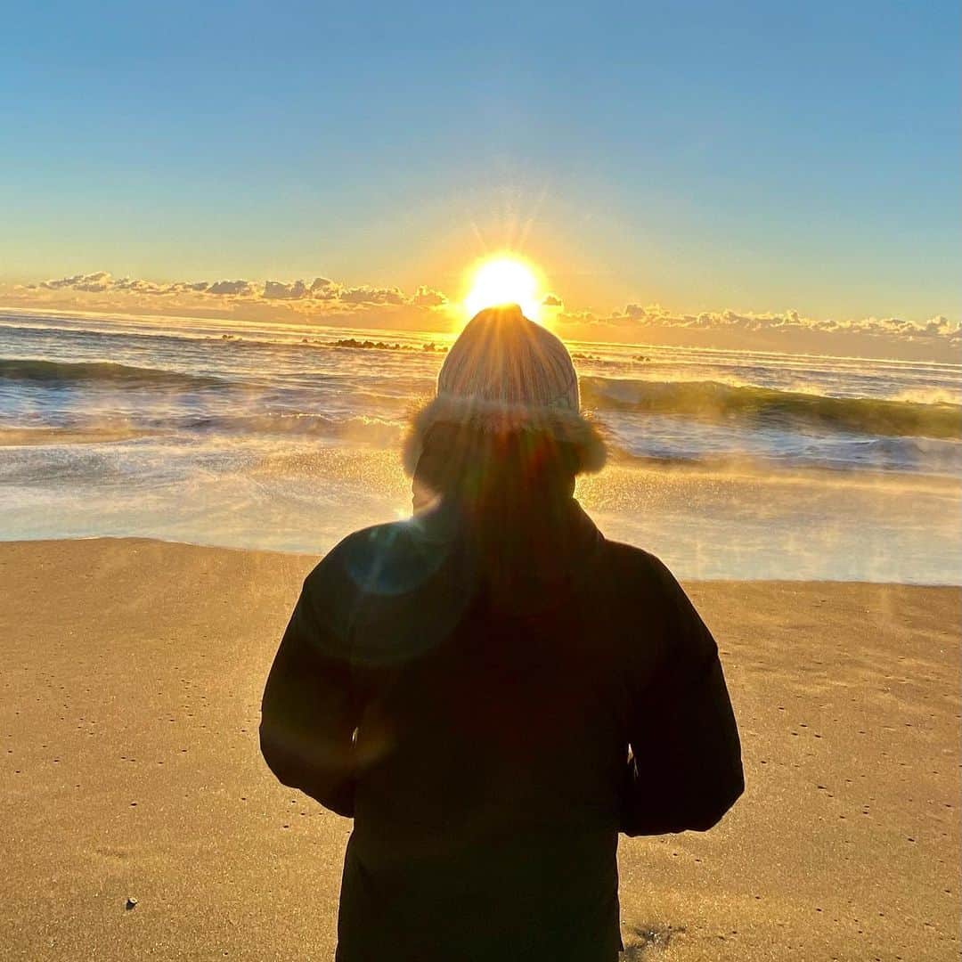 原千晶さんのインスタグラム写真 - (原千晶Instagram)「新年明けましておめでとうございます🎍✨  2021年は 皆さんにとって心が温まる 笑顔沢山の一年になります ように✨  今年も宜しくお願いします！  今朝５時に起きて 自宅近くの海岸で初日の出 見てきました🌅  海岸線が厚い雲に覆われて いたのですが、 7時前ようやく雲の隙間から 太陽が姿を現して ぐんぐん世界が光に満ちてくる瞬間を目の当たりにしました。  光に包まれると 海面から立ち昇る水蒸気が はっきりと見えて まるで雲海のよう  新年早々 幻想的な素晴らしい景色を 見る事ができました。  2021年は 動きたい‼️行動あるのみ❗️  #初日の出  #2021年」1月1日 19時08分 - seribukristal