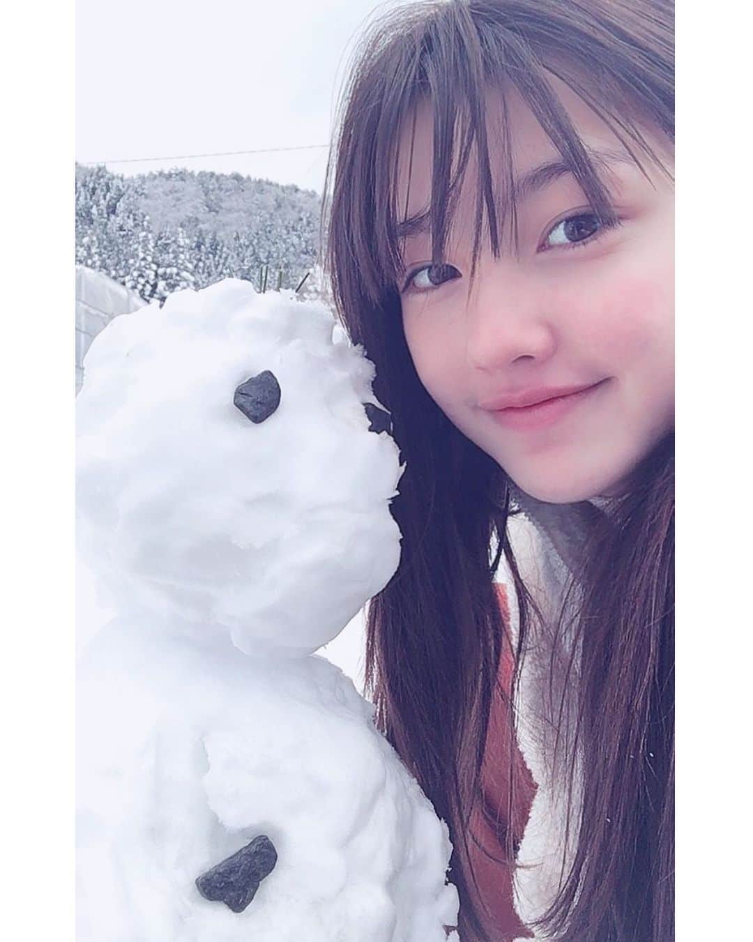 ８２１（ハニー）さんのインスタグラム写真 - (８２１（ハニー）Instagram)「821CAM📸- #offshot ❄️#AO  すごく雪が積もったので 雪だるま作っちゃいました☃️✨  #821honey #H821 #821 #アオ #WHO #CallMyName #japanesegirl #girlgroup #ulzzangfashion #ulzzangstyle #winter #snow #冬 #雪だるま #元日 #アオは雪の女王 #ツーショット #あけましておめでとうございます #커플 #메이크 #데일리메이크업 #패션 #오오티디 #팔로미 #메이크업 #셀카 #셀피 #먹방」1月1日 19時08分 - 821honey_official