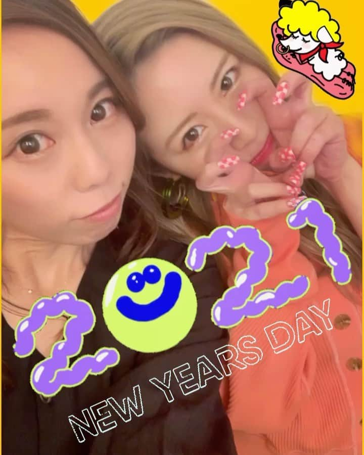 横井美穂のインスタグラム：「あけましておめでとう❤️🧡💛💚💙💜 今年もよろしくね😘  #爪かわいい #アピール #2021」