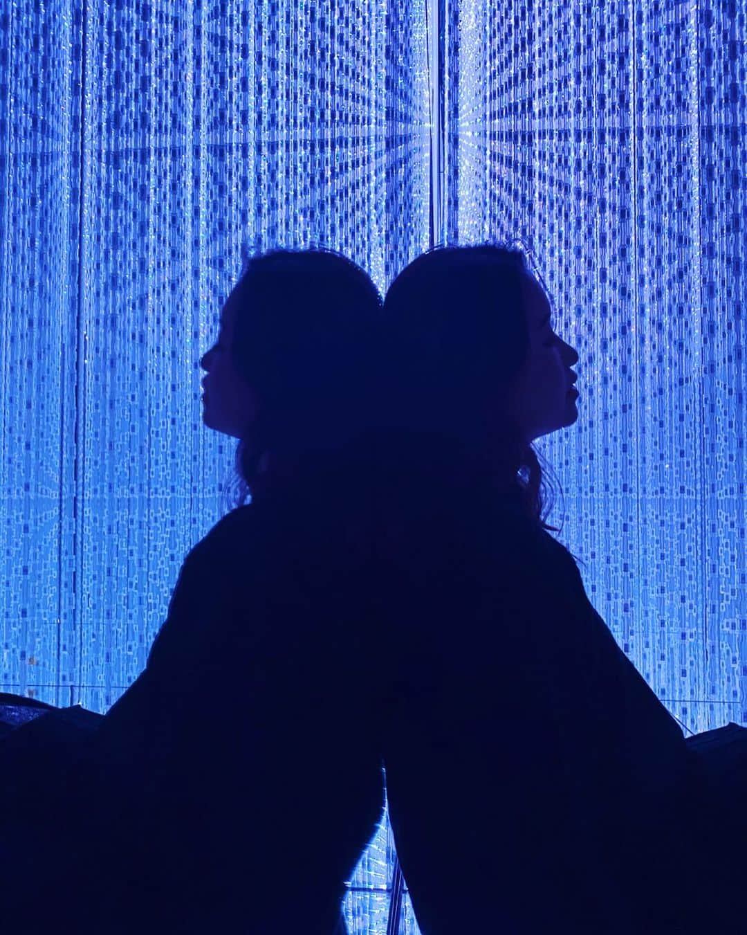 のインスタグラム：「ʜᴀᴘᴘʏ ɴᴇᴡ ʏᴇᴀʀ🌞 . 2020年は今までの価値観をひっくり返すような1年でした。これからの風の時代を前に、さまざまな断捨離をした年だったような気がします。 2021年はより軽やかで、自分らしく過ごせますように🥰 そして大好きな人たちと心おきなく会える日が、1日でも早く訪れますように🙏 . . #2021 #newyear #tokyo #japan #teamlab #beautiful #trip #travelphotography #2021年　#あけましておめでとうございます #冬休み」