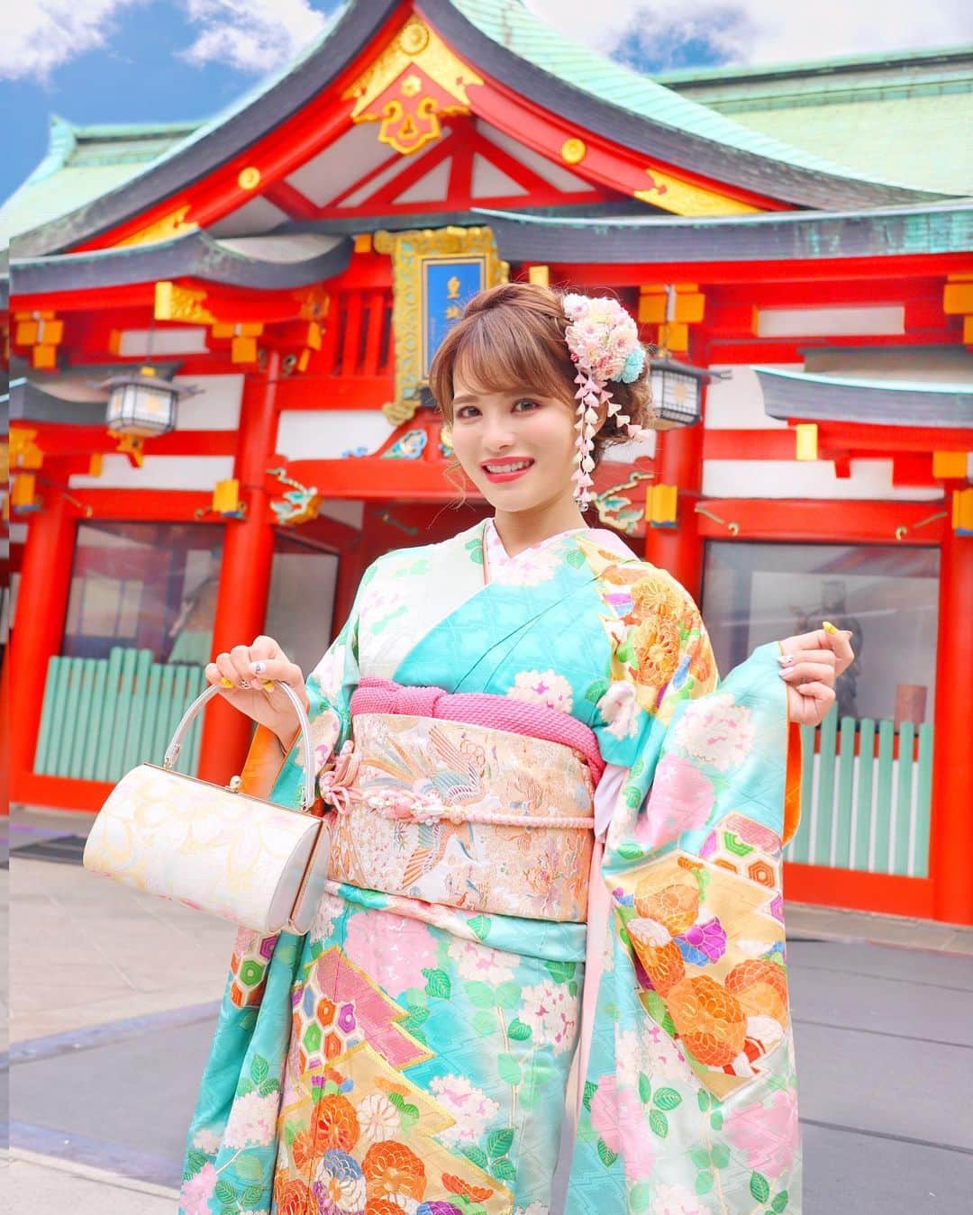 のインスタグラム：「𝐇𝐚𝐩𝐩𝐲 𝐍𝐞𝐰 𝐘𝐞𝐚𝐫🐮🎍🌅⛩﻿ ﻿ 新年あけましておめでとうございます🥰💓﻿ ﻿ 今年は乙女座のラッキーカラー💚グリーンの振袖👘﻿ ご縁があって毎年初詣に行ってる日枝神社にて⛩✨﻿ 華やかでこの振袖とぴったりな素敵な神社なの☺️﻿ @asakusa_sawadaya さん毎年本当に感謝です💐﻿ ﻿ ﻿ 2021年は絶対絶対良い年にしようね🙆‍♀️❣️﻿ 皆様と平穏な暮らしが出来ますように...💖﻿ ﻿ 今年もどうかこんな私をよろしくお願い致します💕﻿ ﻿ ﻿ #日枝神社#happynewyear#あけましておめでとうございます#振袖#着物#着物コーディネート#着物女子#着物ヘアアレンジ﻿#元日#謹賀新年 ﻿」