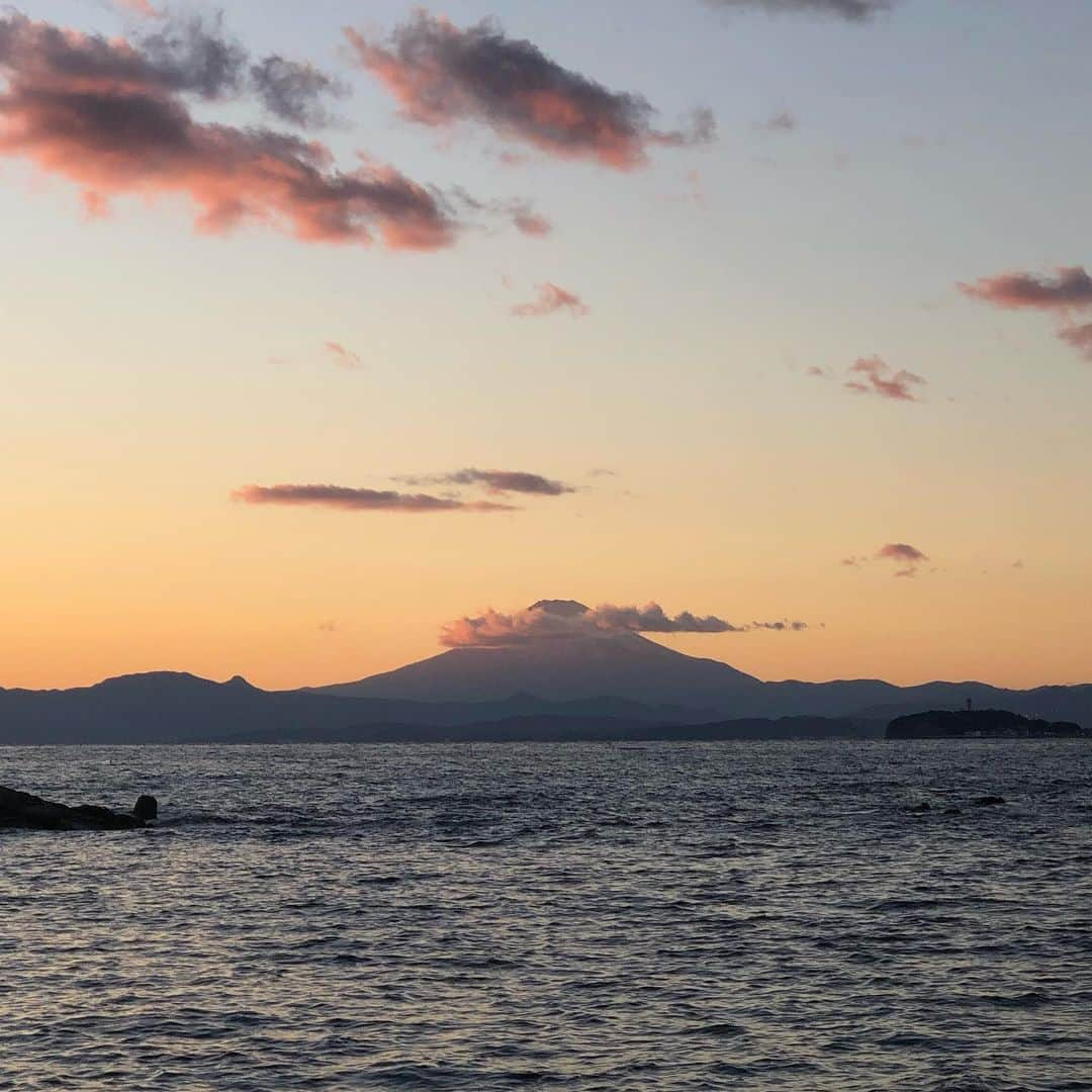 落合隼亮さんのインスタグラム写真 - (落合隼亮Instagram)「New year’s sunset #mountfuji #japan #2021」1月1日 19時22分 - ottieshun