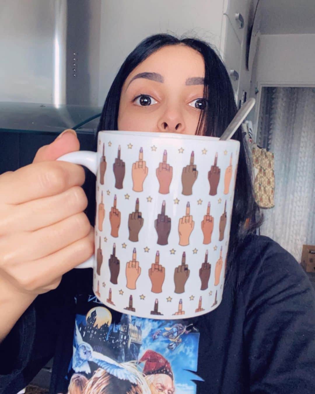 sananasのインスタグラム：「Dear 2020 ... une photo à l’arrache pour une année à l’arrache 🤦🏻‍♀️Je dédie mon tout premier petit-dej de l’année à 2020 qui nous en a fait voir de toutes les couleurs mais aussi à toutes les personnes qui malgré ces temps difficiles ont continué de faire chier le monde ! Je lève aussi mon verre à tous ceux qui ont essayé de nous mettre des bâtons dans les roues et qui trouvent la satisfaction dans le malheur des autres 🖕🏻Mais je n’oublie pas que 2020 a aussi été pleins de bons moments de joie et de rire mais aussi de solidarité et ça c’était beau 🙌🏻💚Je suis reconnaissante d’être encore là aujourd’hui et de pouvoir vous écrire ces mots pour vous souhaiter une bonne année 2021 ✨N’oubliez pas que ce n’est pas le cas de tout le monde, n’oubliez pas qu’il n’y a pas que la COVID qui fait souffrir l’humanité ... Soyons bons les uns envers les autres, c’est tout ce que je souhaite pour cette nouvelle année 💪🏻Cheers au cappuccino ! ☕️ #HappyNewYear」