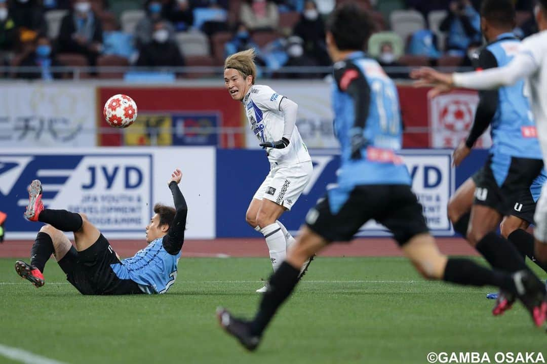 ガンバ大阪さんのインスタグラム写真 - (ガンバ大阪Instagram)「﻿ 天皇杯 ＪＦＡ 第１００回全日本サッカー選手権大会﻿ 決勝﻿ 🆚川崎フロンターレ﻿ ﻿ 元日の #国立競技場 で幕を開けたガンバの２０２１年。 #天皇杯 のタイトルを懸け、リーグ王者・川崎Ｆに挑む。川崎Ｆにボールを握られ守勢に回る時間が続くも、スコアレスで試合を折り返す。しかし、後半の勝負どころで失点を許すと、最後まで川崎Ｆゴールをこじ開けることができず０ー１で敗戦。２０１５年以来となる #天皇杯 のタイトル獲得はならなかった。﻿ ﻿ #GAMBAISM #ガンバ大阪 ﻿ #GAMBAOSAKA #ガンバ写真部 ﻿ #Jリーグ #jleague #パナスタ」1月1日 19時26分 - gambaosaka_official