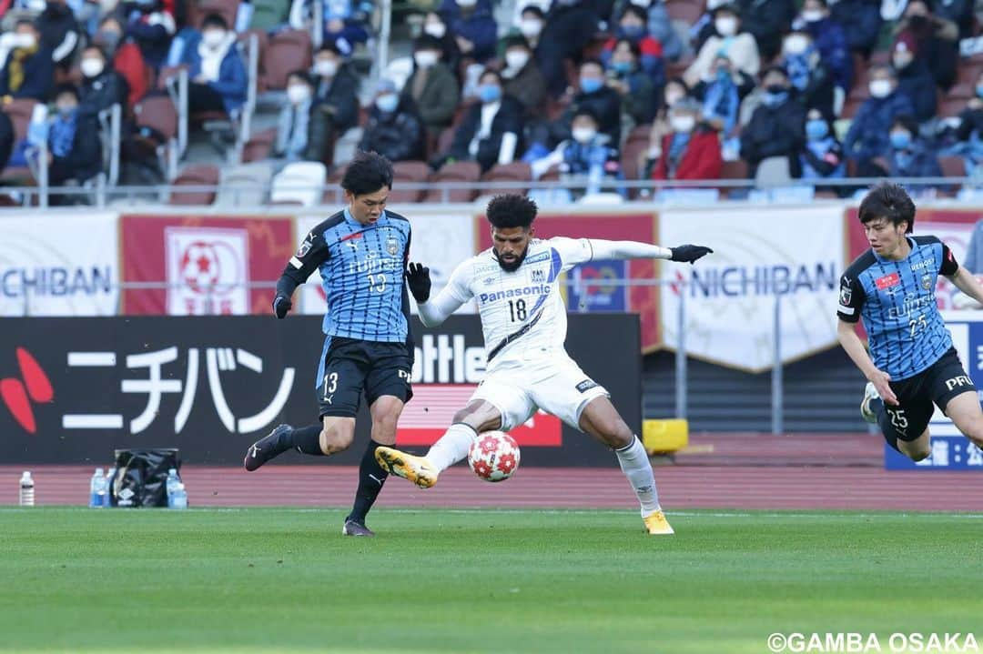 ガンバ大阪さんのインスタグラム写真 - (ガンバ大阪Instagram)「﻿ 天皇杯 ＪＦＡ 第１００回全日本サッカー選手権大会﻿ 決勝﻿ 🆚川崎フロンターレ﻿ ﻿ 元日の #国立競技場 で幕を開けたガンバの２０２１年。 #天皇杯 のタイトルを懸け、リーグ王者・川崎Ｆに挑む。川崎Ｆにボールを握られ守勢に回る時間が続くも、スコアレスで試合を折り返す。しかし、後半の勝負どころで失点を許すと、最後まで川崎Ｆゴールをこじ開けることができず０ー１で敗戦。２０１５年以来となる #天皇杯 のタイトル獲得はならなかった。﻿ ﻿ #GAMBAISM #ガンバ大阪 ﻿ #GAMBAOSAKA #ガンバ写真部 ﻿ #Jリーグ #jleague #パナスタ」1月1日 19時26分 - gambaosaka_official