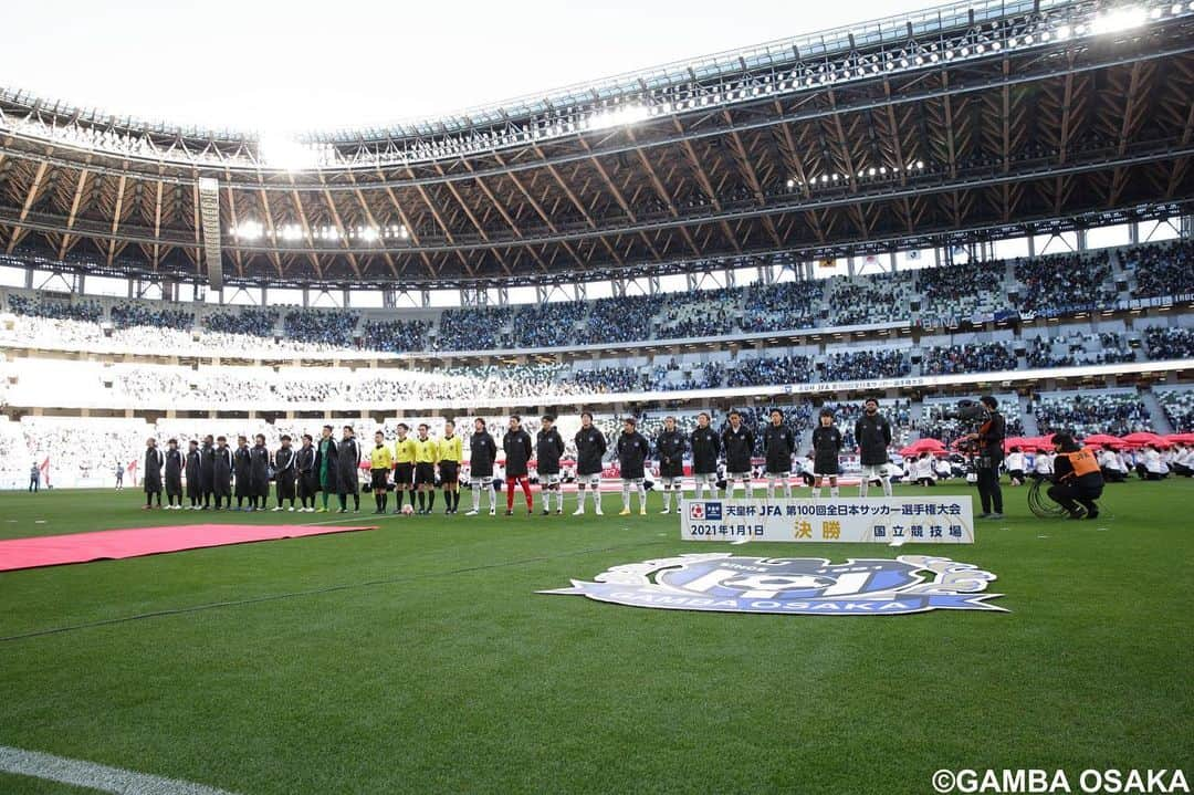 ガンバ大阪さんのインスタグラム写真 - (ガンバ大阪Instagram)「﻿ 天皇杯 ＪＦＡ 第１００回全日本サッカー選手権大会﻿ 決勝﻿ 🆚川崎フロンターレ﻿ ﻿ 元日の #国立競技場 で幕を開けたガンバの２０２１年。 #天皇杯 のタイトルを懸け、リーグ王者・川崎Ｆに挑む。川崎Ｆにボールを握られ守勢に回る時間が続くも、スコアレスで試合を折り返す。しかし、後半の勝負どころで失点を許すと、最後まで川崎Ｆゴールをこじ開けることができず０ー１で敗戦。２０１５年以来となる #天皇杯 のタイトル獲得はならなかった。﻿ ﻿ #GAMBAISM #ガンバ大阪 ﻿ #GAMBAOSAKA #ガンバ写真部 ﻿ #Jリーグ #jleague #パナスタ」1月1日 19時26分 - gambaosaka_official