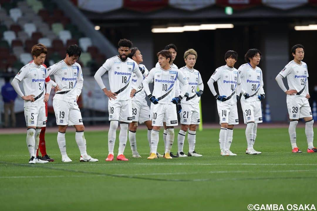 ガンバ大阪さんのインスタグラム写真 - (ガンバ大阪Instagram)「﻿ 天皇杯 ＪＦＡ 第１００回全日本サッカー選手権大会﻿ 決勝﻿ 🆚川崎フロンターレ﻿ ﻿ 元日の #国立競技場 で幕を開けたガンバの２０２１年。 #天皇杯 のタイトルを懸け、リーグ王者・川崎Ｆに挑む。川崎Ｆにボールを握られ守勢に回る時間が続くも、スコアレスで試合を折り返す。しかし、後半の勝負どころで失点を許すと、最後まで川崎Ｆゴールをこじ開けることができず０ー１で敗戦。２０１５年以来となる #天皇杯 のタイトル獲得はならなかった。﻿ ﻿ #GAMBAISM #ガンバ大阪 ﻿ #GAMBAOSAKA #ガンバ写真部 ﻿ #Jリーグ #jleague #パナスタ」1月1日 19時26分 - gambaosaka_official