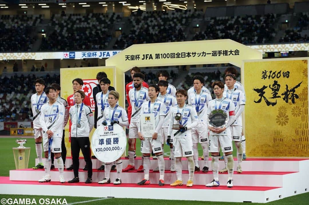 ガンバ大阪さんのインスタグラム写真 - (ガンバ大阪Instagram)「﻿ 天皇杯 ＪＦＡ 第１００回全日本サッカー選手権大会﻿ 決勝﻿ 🆚川崎フロンターレ﻿ ﻿ 元日の #国立競技場 で幕を開けたガンバの２０２１年。 #天皇杯 のタイトルを懸け、リーグ王者・川崎Ｆに挑む。川崎Ｆにボールを握られ守勢に回る時間が続くも、スコアレスで試合を折り返す。しかし、後半の勝負どころで失点を許すと、最後まで川崎Ｆゴールをこじ開けることができず０ー１で敗戦。２０１５年以来となる #天皇杯 のタイトル獲得はならなかった。﻿ ﻿ #GAMBAISM #ガンバ大阪 ﻿ #GAMBAOSAKA #ガンバ写真部 ﻿ #Jリーグ #jleague #パナスタ」1月1日 19時26分 - gambaosaka_official