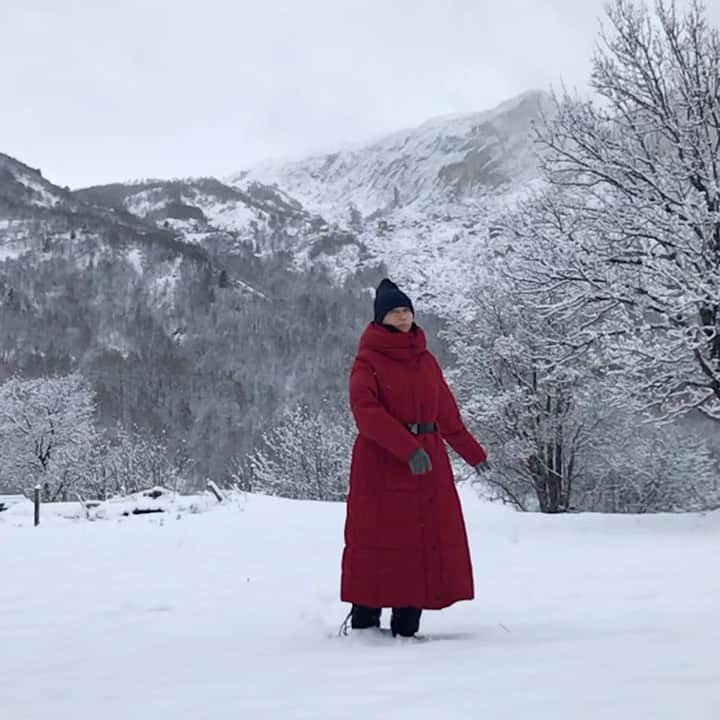 エマニュエル・ベアールのインスタグラム：「Hope . Brotherhood. Let’s change thé world .let’s fight and love . I wish you all this and kiss you tenderly ❤️ parlons d’espoir de tendresse de fraternité , de combat pour changer ce monde tous ensemble . Je vous souhaite une douce année et vous embrasse tendrement 🙏🏻❤️」
