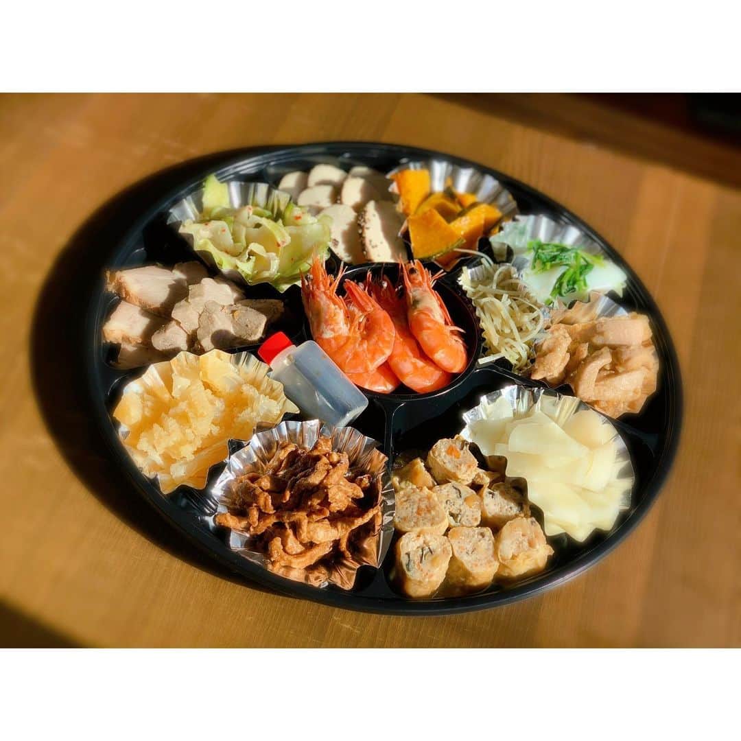 松浦雅さんのインスタグラム写真 - (松浦雅Instagram)「あけましておめでとうございます🎍 今年はおせちの手作りはなしで ご近所の中華料理店におせちオードブルを注文しました。 美味しくて朝からごきげんです。 ２０２１年、きっといい年になりますように！」1月1日 19時29分 - m.miyabi614