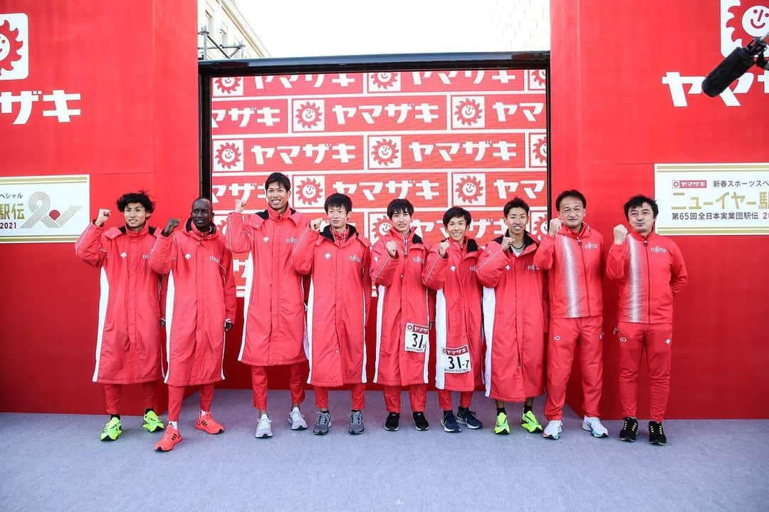 坂東悠汰のインスタグラム：「. あけましておめでとうございます！  今日はニューイヤー駅伝2021🎍 優勝することができました🏆  富士通全員で勝ち取った優勝です！！ このために1年間やってきたので本当に嬉しいです！  個人で重要な3区を任せてもらいましたが、苦しい走りにはなってしまいました。それでもラストまで粘れたのは優勝したい気持ちが強かったからだと思います！  本日はたくさんの応援ありがとうございました！  2021年の坂東も頑張りますので応援よろしくお願いします！ . #富士通 #ニューイヤー駅伝 #優勝 #3区区間6位」