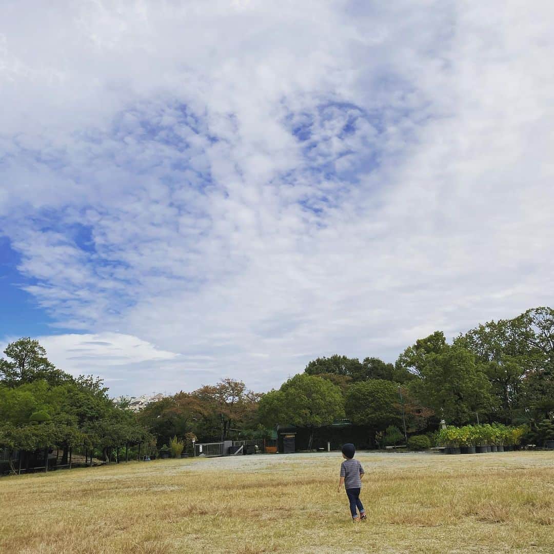相武紗季のインスタグラム：「明けましておめでとうございます。  2021年。穏やかに、流れに身を任せつつ。自分に出来る限りのことをしっかりやっていこう。と思います。 愛に溢れた一年になりますように🙏  本年もよろしくお願い致します。  あ。YouTubeで公開されているボックスジェスチャーバトンリレーに参加しました。ゆるーい動画で申し訳ないですが💦お暇な時のぞいてください☺️」