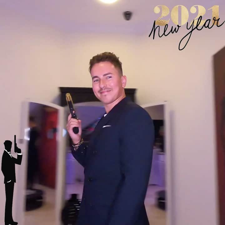 ホルヘ・ロレンソのインスタグラム：「Happy New Year 2021! ✨ ¡Mis mejores deseos para este nuevo año! 🥂  #2021 #byebye2020 #newyear #newyearseve #newgoals #007 #dubai #dubailife #dubai🇦🇪」