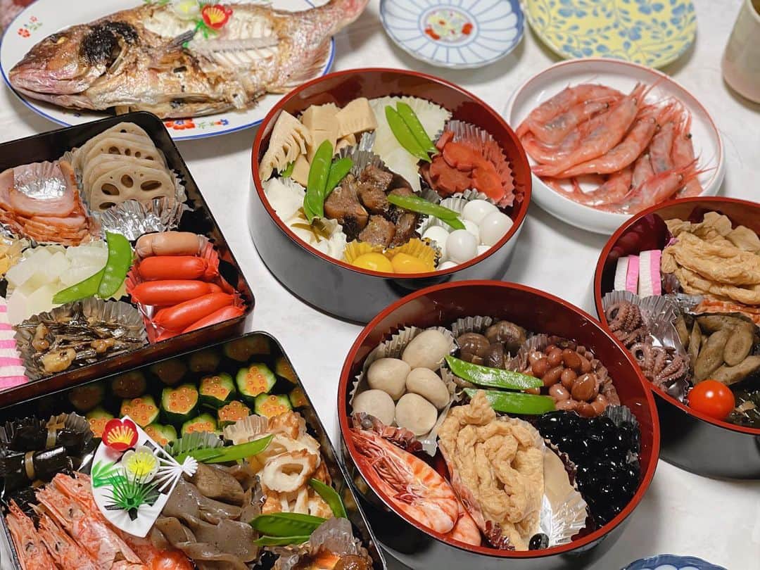 高嶋香帆のインスタグラム：「毎年おばあちゃん手作りのお節料理を食べるのが正月の楽しみで。 朝はお雑煮と日本酒を出してくれました。 朝から飲むものらしいので、迷わず頂きました🍶  今年はおばあちゃん家で、まったり幸せスタートです👵  明けましておめでとう⛩ 今年も宜しくお願い致します☺️」