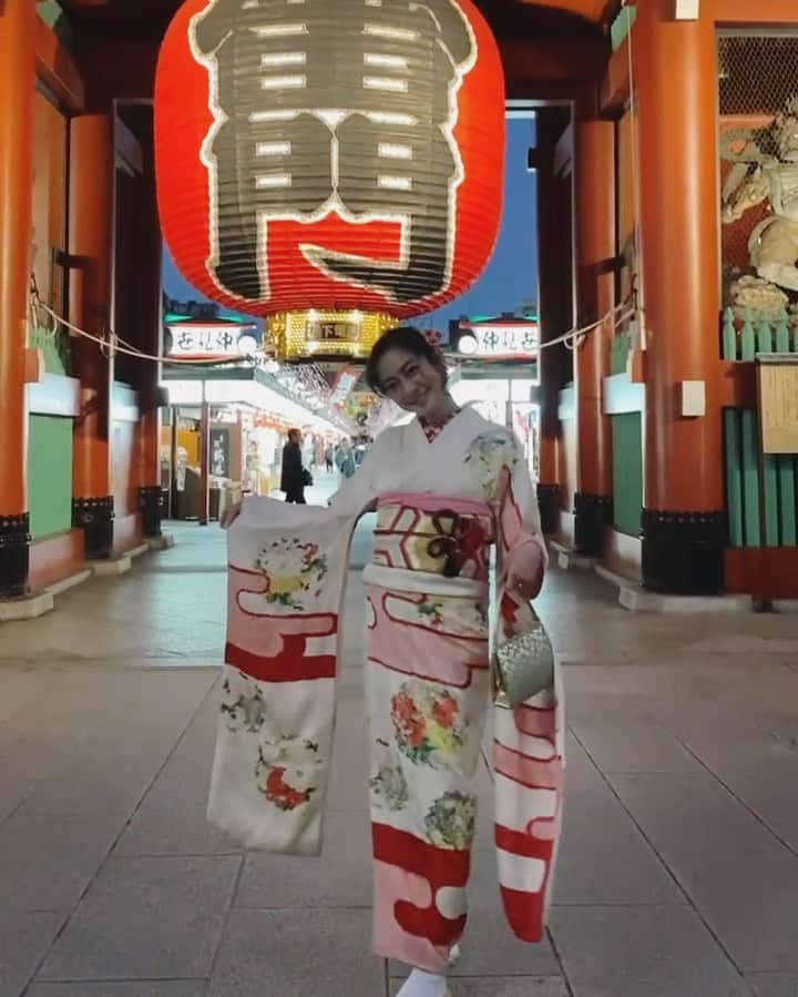 のインスタグラム：「くるりんぱ👘❤️👘❤️👘❤️ (この写真、動画は2020年12月4日の物です。) #振袖 #振り袖 #着物 #kimono #kimonostyle  #浅草 #浅草寺  #謹賀新年」