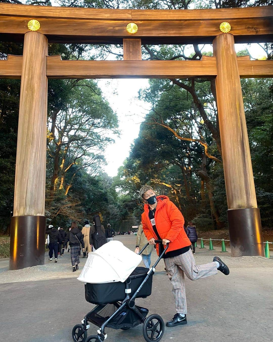 城戸康裕さんのインスタグラム写真 - (城戸康裕Instagram)「明けましておめでとーーう🎍✨ ・ ・ 毎年、地方のどっか行ってたけど、今年は近くの明治神宮にしてみた⛩✨ ・ ・ パパきーちゃん今年も炸裂するよ👍❗️ ・ ・ みんなに幸あれーーーー✨✨ ・ ・ #まずは1月24日🥊❗️ #こんなに原宿きてて初明治神宮だったことに気付いた！ #明治神宮 #初詣」1月1日 19時34分 - yasuhiro.kido