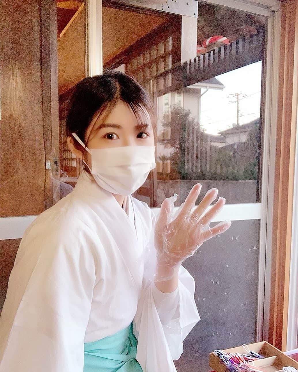 のインスタグラム：「あけましておめでとうございます🌅 今年もよろしくお願いします✨  関係者一同 感染症対策に力を入れて新年を迎えました！！ マスクしてビニール手袋して 手水舎はお水ではなくアルコール消毒 狛犬もマスク仕様 ある意味記憶に残る元旦かと🎍  参拝された皆様にお会いできてとても嬉しくて やっぱり実際に会うことって素晴らしいことと思います✨  これから初詣行かれる方は十分お気をつけてくださいね！！ 幸せ溢れる令和3年になりますように😌  #令和3年 #神主 #神社 #神社巡り #初詣 #寺社仏閣　#厄払い　#神社好きな人と繋がりたい  #japaneseculture #shrine #instajapan  #kannushi  #狩衣　#着物　#和服　#tokyo」