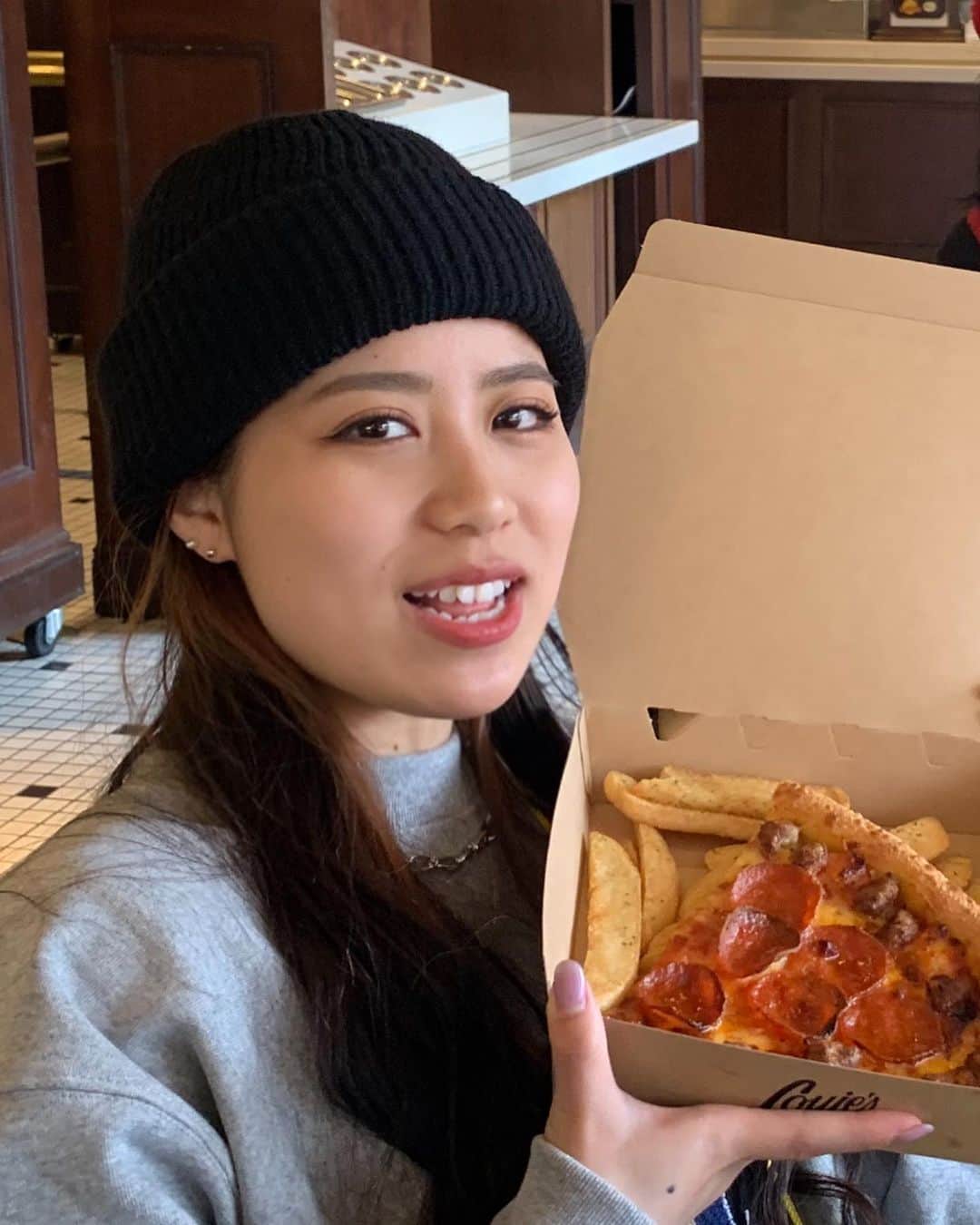 岩田まありのインスタグラム：「あけましておめでとうございます😉✨ みんなどんなふうに過ごしていますか？☺️私は寝転んでいます‼️  福袋ほしいんだけど、その前に　#あけおめスタンプ2021 かいました😍 今年はLINEスタンプでお母さんとお父さんに挨拶したよ🤣 横にいたけど先にLINEで😆‼️  今年もよろしくお願いしますね😊  #おうちであけおめ #雑煮しか勝たん  #寝正月しか勝たん #pr」