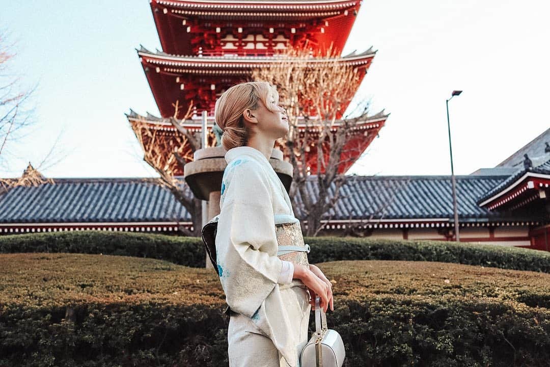 浅場佳苗のインスタグラム：「⛩⛩⛩ あけましておめでとうございます！ 今年も大きな愛を持って、自分や他人だけでなく、動物や環境にもやさしく。そして、わたしらしい音楽を精一杯、奏でていたいと思います🐰🤍 みんなにとっても素敵な一年になりますように！✨ 2021年もどうぞよろしくお願いします！！！ ・ #2021 #着物 #kimono #tokyo #japan #dancemusic #dancepop #edm #singer #songwriter #シンガーソングライター #フレキシタリアン #ベジタリアン #ゆるヴィーガン #動物愛護 #サスティナブル #エコ #地球にやさしいミュージシャン #愛犬家 #beatmania #iidx #17live #LoL #tiktok #浅場佳苗 #kanaeasaba」
