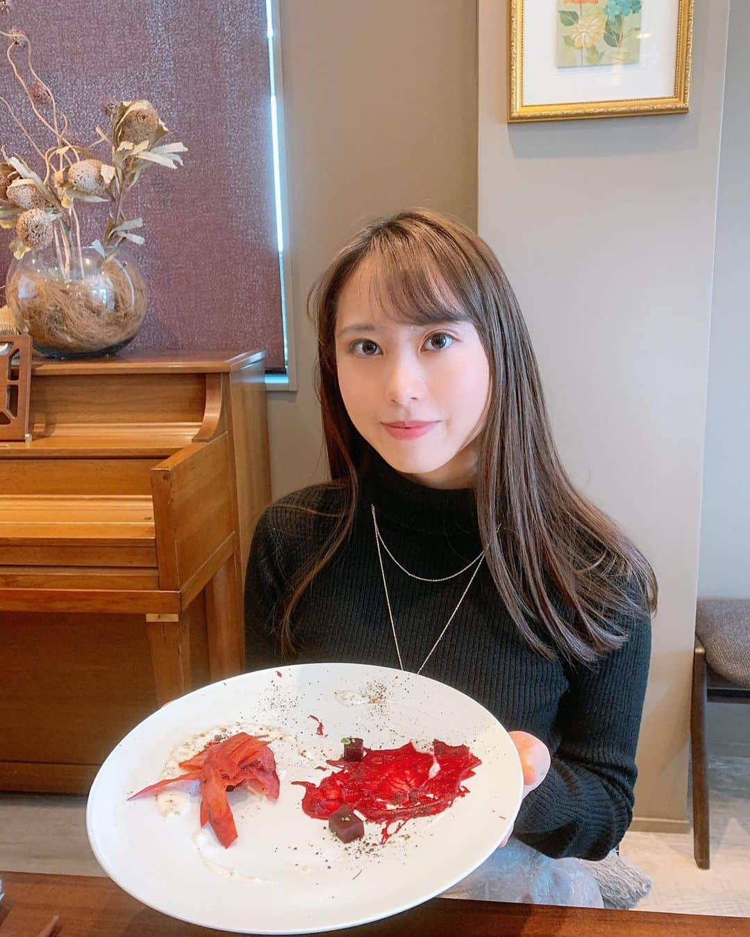 上野瑚子のインスタグラム：「今年もおいしいものたくさん食べられるようにOLさん頑張ります♡ . . . #あけましておめでとうございます」